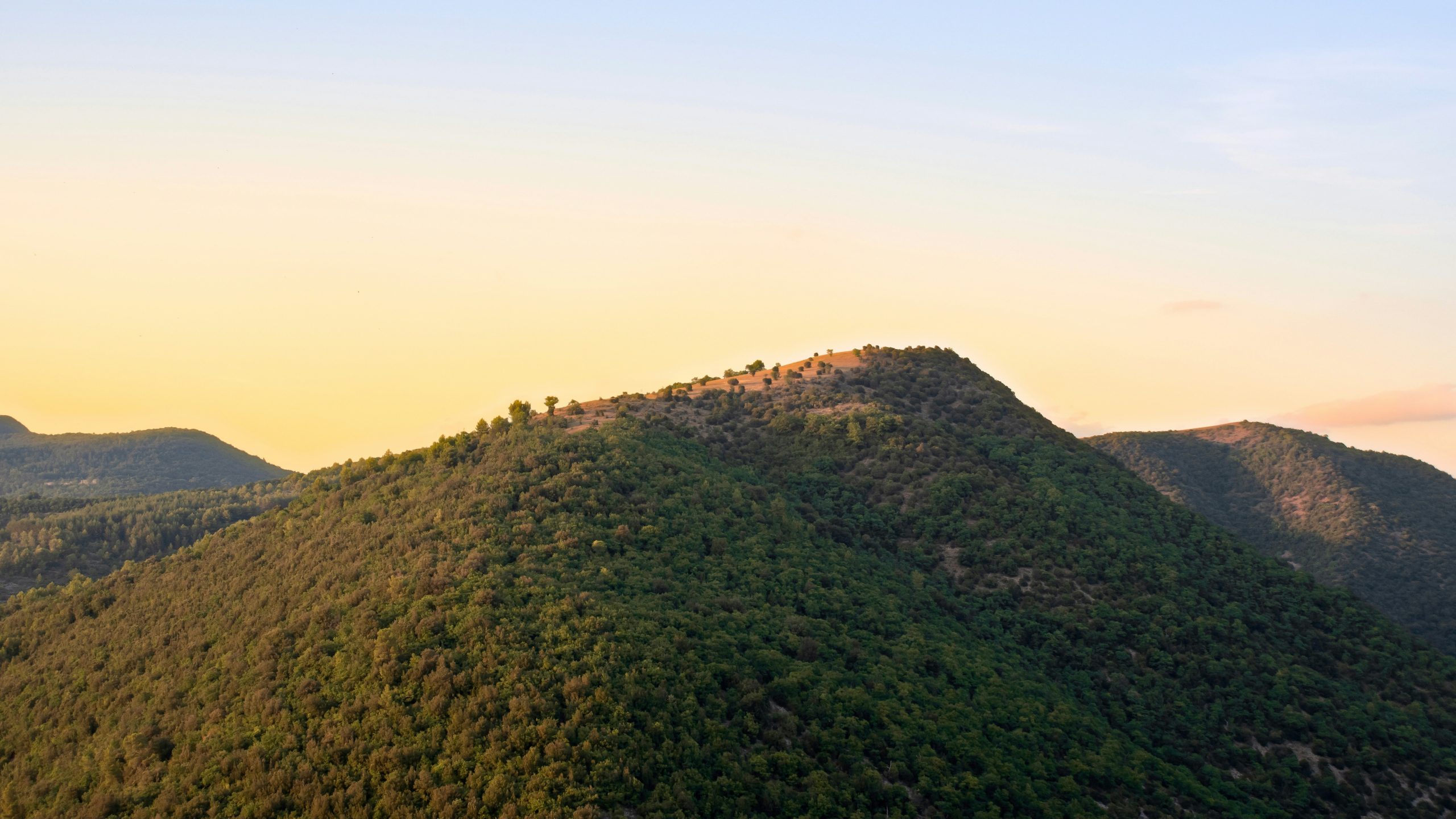 Umbria, the green heart of Italy and Tuscanys's neighbour